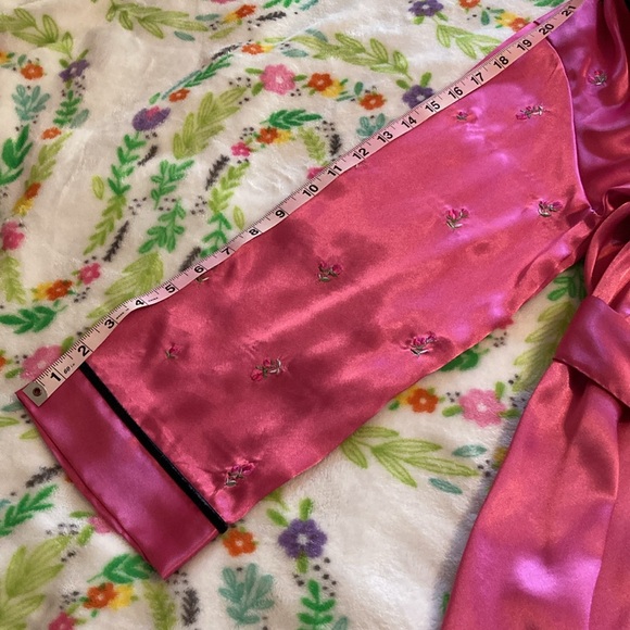 Excellent condition Morgan Taylor Intimates robe - Picture 8 of 10